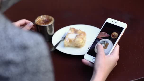 Fotografía gastronómica. Mujer en el café viendo fotos en primer plano del teléfono — Vídeo de stock