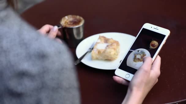 Fotografía gastronómica. Mujer en el café viendo fotos en primer plano del teléfono — Vídeo de stock