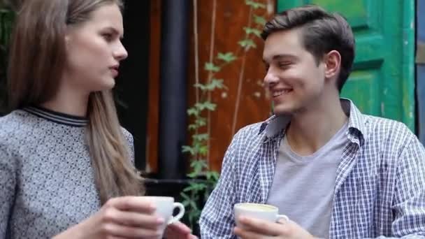 Paar In Cafe. Jongeren drinken koffie en communiceren — Stockvideo