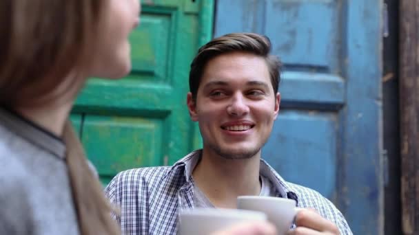 Hombre joven bebiendo café con la mujer en el café — Vídeos de Stock