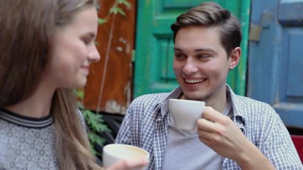 Jovem bebendo café com mulher no café — Vídeo de Stock
