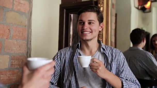 Νεαρός πίνοντας καφέ με γυναίκα στο Cafe — Αρχείο Βίντεο