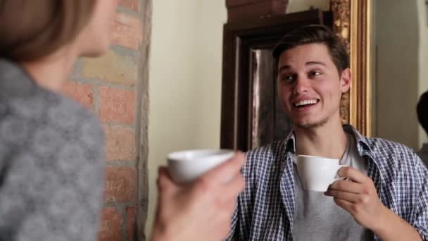 Junger Mann trinkt Kaffee mit Frau im Café — Stockvideo