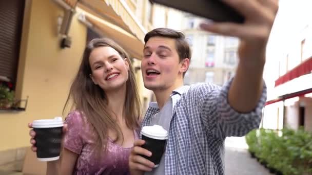 Couple Faisant Photo Téléphone Buvant Café Rue Amis Faisant Selfie — Video