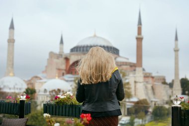 Seyahat. Kadının yanına Türkiye'ye seyahat Camii