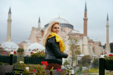 Seyahat. Arka plan üzerinde cami ile güzel kadın