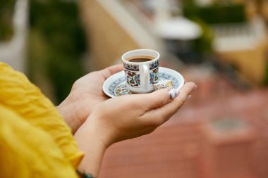 Türk kahvesi. Eller yukarı kahve fincan tutan kadın