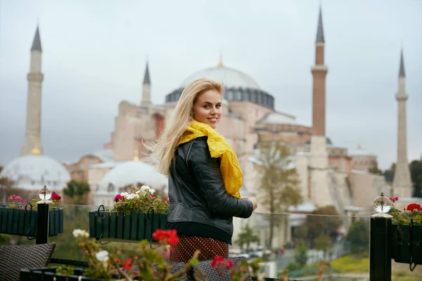 Viajar. Mulher bonita com mesquita no fundo — Fotografia de Stock