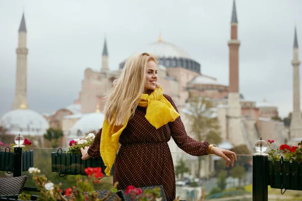 Viaggia. Bella donna con moschea sullo sfondo — Foto Stock