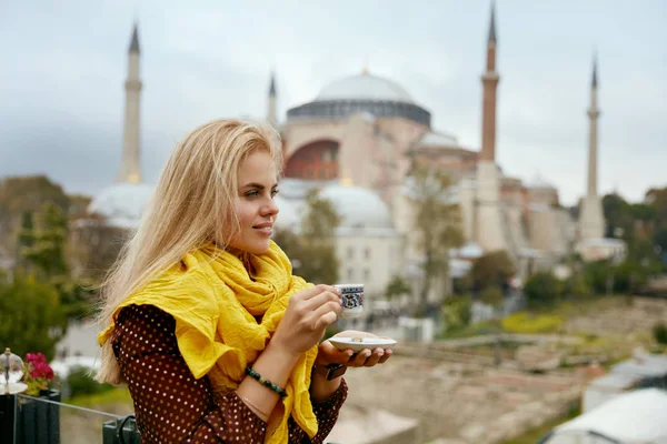 Mujer bebiendo café turco con mezquita en el fondo —  Fotos de Stock