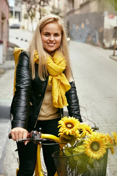 Beautiful Smiling Woman On Bicycle With Yellow Flowers At Street — Stock Photo, Image