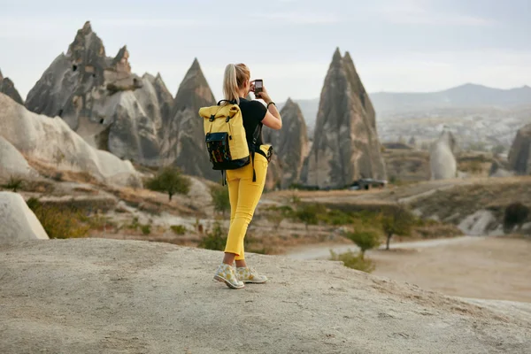Mujer viajando, tomando fotos en el teléfono de la naturaleza Paisaje —  Fotos de Stock