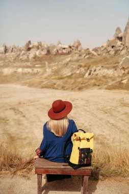 Seyahat. Mağara kasaba sırt çantası seyahat ile şapkalı kadın Traveler