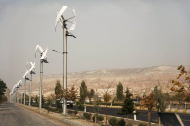 Hava Enerji Jeneratörleri güneş paneli üzerindeki sokak ışıkları ile 