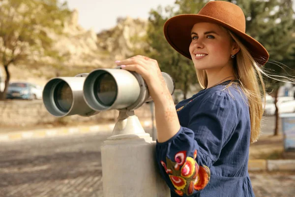 Esplora. Bella donna sorridente con telescopio turistico — Foto Stock