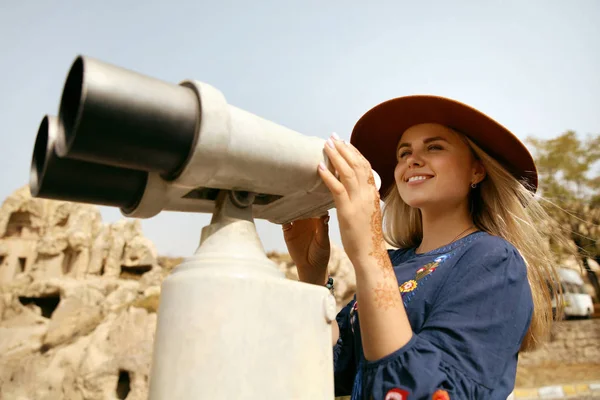 Prozkoumejte. Krásná usměvavá žena s turistický dalekohled — Stock fotografie
