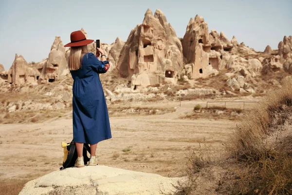 Femme voyageant et prenant des photos de paysage sur le téléphone — Photo