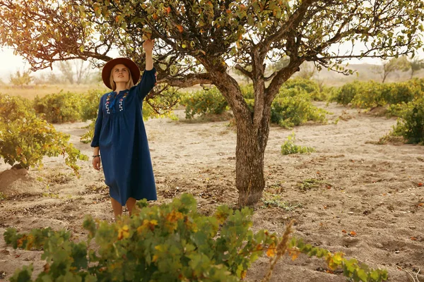 İnsan doğası. Yeşil ağaç yakınındaki güzel kadın 