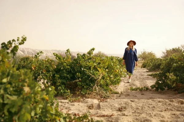 Doğa. Bağ alanı yeşil çalılar arasında kadın