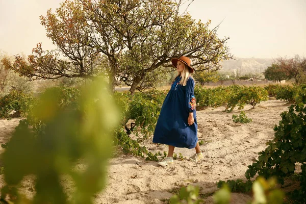 Kadın elbise ve şapka zemin üzerine yeşil ağaçlı doğada