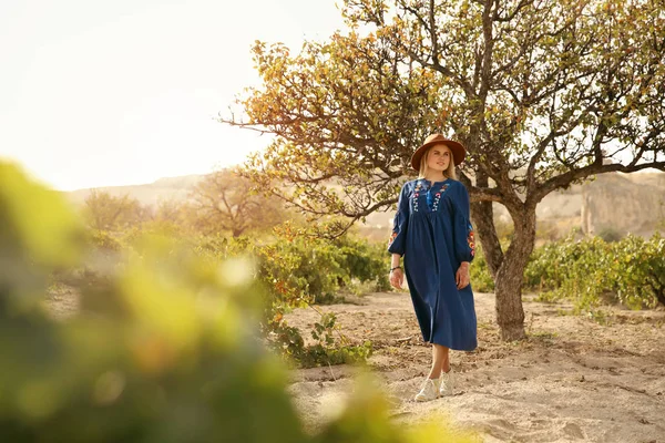 İnsan doğası. Yeşil ağaç yakınındaki güzel kadın 
