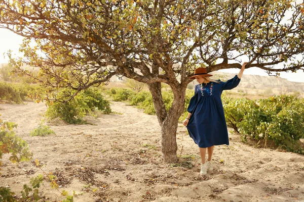 İnsan doğası. Yeşil ağaç yakınındaki güzel kadın 