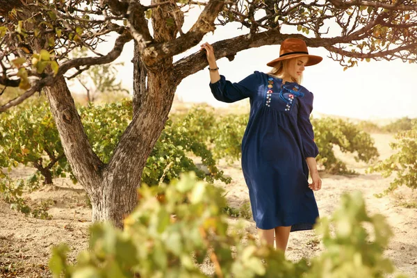 İnsan doğası. Yeşil ağaç yakınındaki güzel kadın 