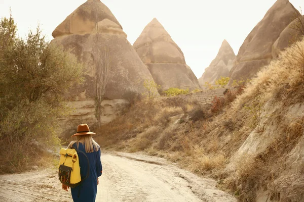 Ταξίδια. Γυναίκα, ταξιδεύει στην κοιλάδα της πέτρας, τοπίο — Φωτογραφία Αρχείου