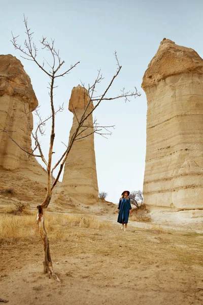 Voyage. Belle femme en robe et chapeau voyageant à la nature — Photo