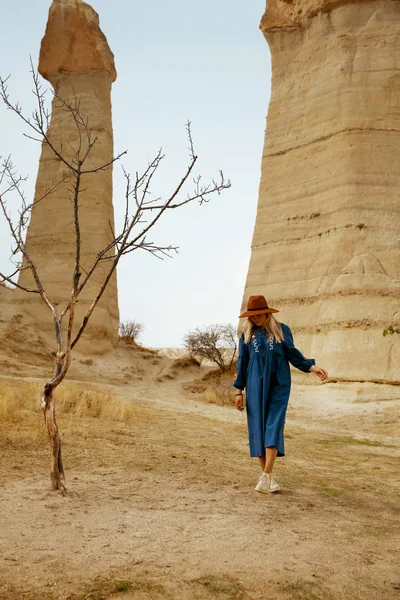 Viajar. Hermosa mujer en vestido y sombrero viajando en la naturaleza —  Fotos de Stock