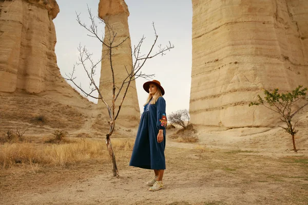 Ταξίδια. Όμορφη γυναίκα στο φόρεμα και καπέλο που ταξιδεύει στη φύση — Φωτογραφία Αρχείου