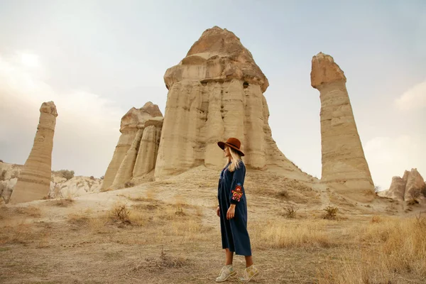 Voyage. Belle femme en robe et chapeau voyageant à la nature — Photo