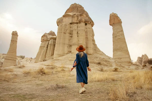 Viajar. Hermosa mujer en vestido y sombrero viajando en la naturaleza — Foto de Stock