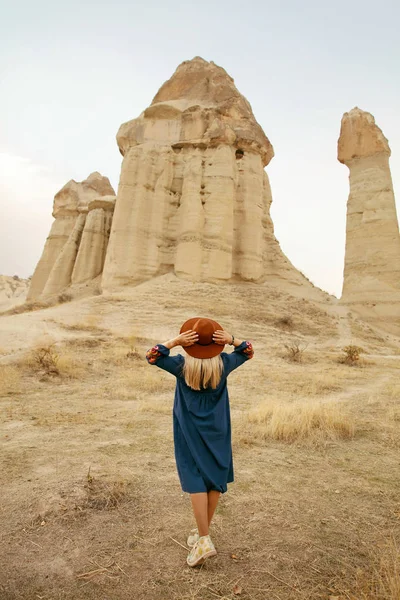 Viajar. Hermosa mujer en vestido y sombrero viajando en la naturaleza —  Fotos de Stock