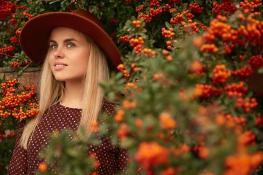 Ağacın meyveleri ile yakınındaki şapkalı güzel kadın portresi