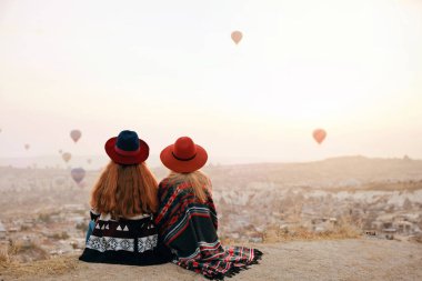 İnsanlar seyahat. Uçan balonlar keyfini tepe üzerinde şapka kadınlarda