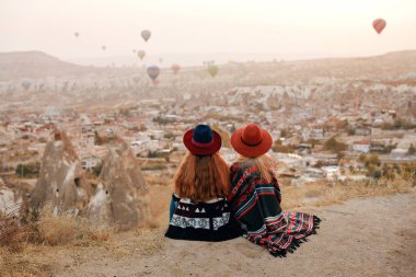 İnsanlar seyahat. Uçan balonlar keyfini tepe üzerinde şapka kadınlarda
