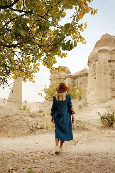 Viajar. Hermosa mujer en vestido y sombrero viajando en la naturaleza —  Fotos de Stock