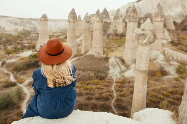 Explorar. Mulher viajando no vale do amor na Capadócia Turquia — Fotografia de Stock