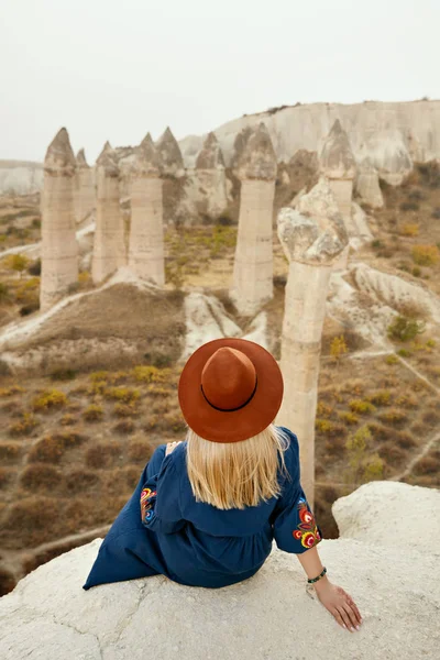 Explora. Mujer viajando en el valle del amor en Capadocia Turquía — Foto de Stock