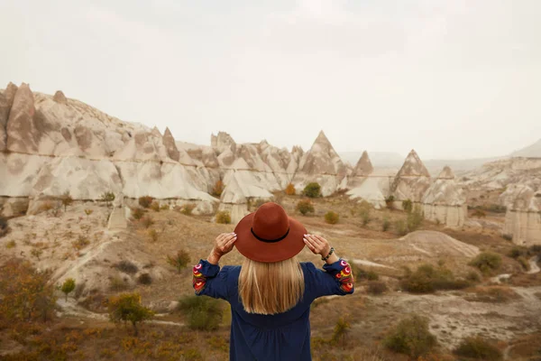 人旅行。帽子の自然探索の旅で美しい女性 — ストック写真