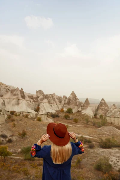 La gente viaja. Hermosa mujer en sombrero viajando explorando la naturaleza — Foto de Stock