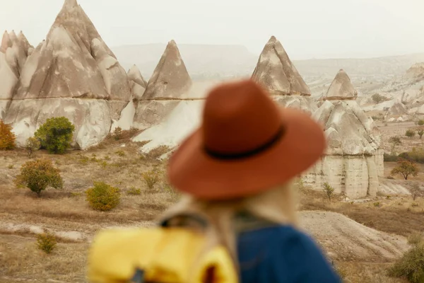 Viajar. Mujer viajando a la naturaleza Monumento en Rock Valley — Foto de Stock