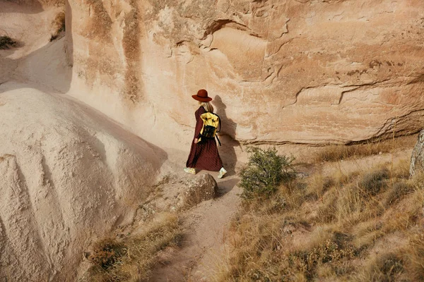 Γυναίκα ταξίδια, Εξερεύνηση της φύσης βράχια στην κοιλάδα — Φωτογραφία Αρχείου