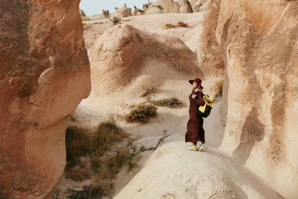 Mujer viajando, explorando la naturaleza de Rocks Valley — Foto de Stock