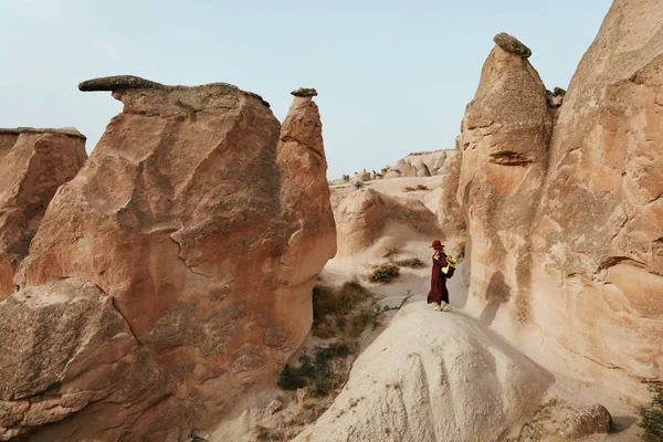 Femme voyageant, explorant la nature de Rocks Valley — Photo