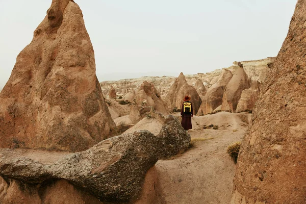 Woman Traveling Exploring Nature Rocks Valley Voyageuse Voyagez Desert Canyon — Photo
