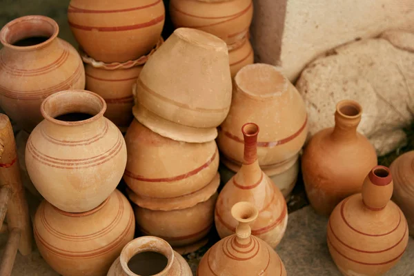 Keramik. Handgjorda keramiska lera kannor närbild — Stockfoto