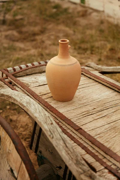 Lera Pitcher på trä HÄSTLASS utomhus — Stockfoto