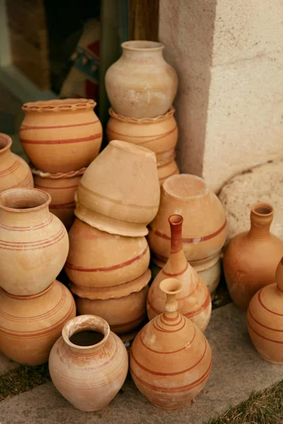 Ceramiki. Ręcznie robione gliny ceramiczne dzbanki zbliżenie — Zdjęcie stockowe